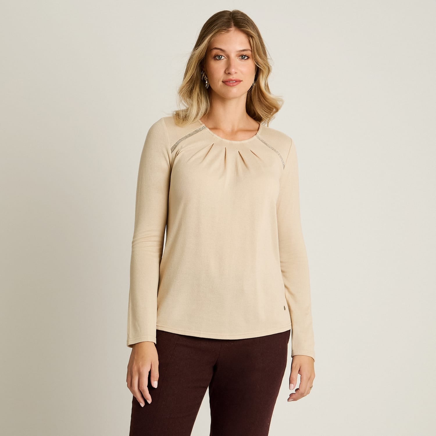Polera Beige Manga Larga Elasticidad Media Sin Forro Calce Normal Tela Camant